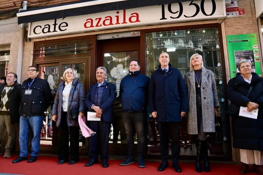 El expresidente de Cantabria Miguel Ángel Revilla y el alcalde de León, José Antonio Diez, encienden el poblado navideño del bar Azaila 1930.