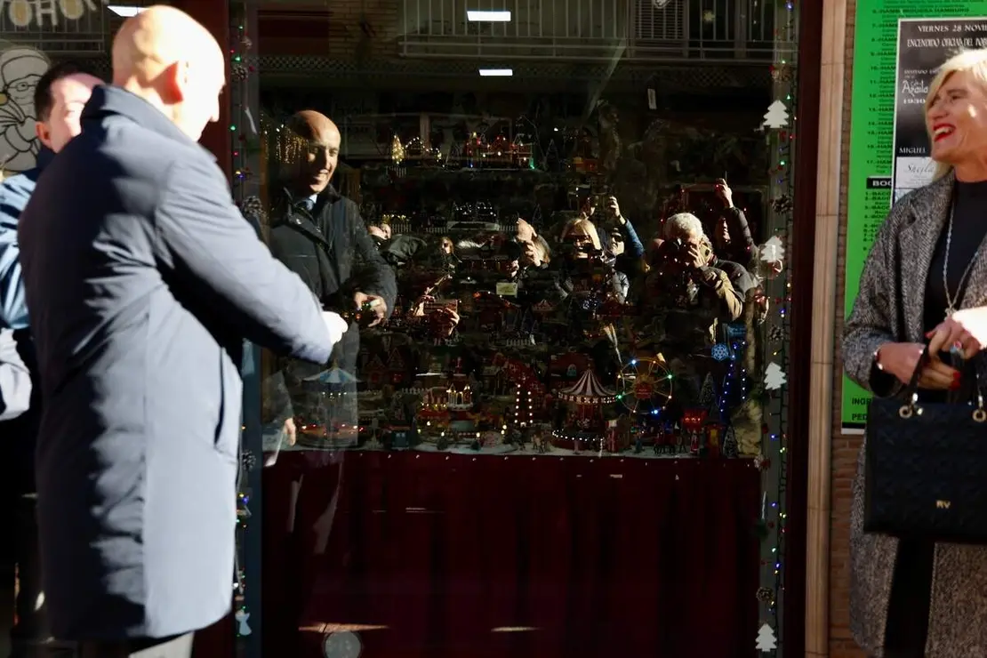 El expresidente de Cantabria Miguel Ángel Revilla y el alcalde de León, José Antonio Diez, encienden el poblado navideño del bar Azaila 1930.