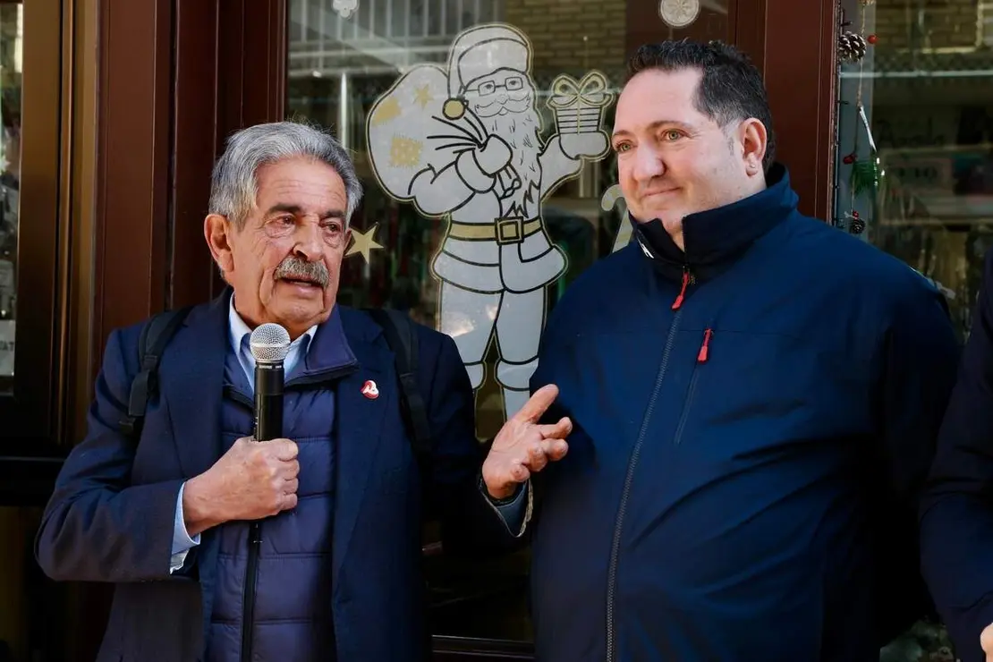 El expresidente de Cantabria Miguel Ángel Revilla y el alcalde de León, José Antonio Diez, encienden el poblado navideño del bar Azaila 1930.