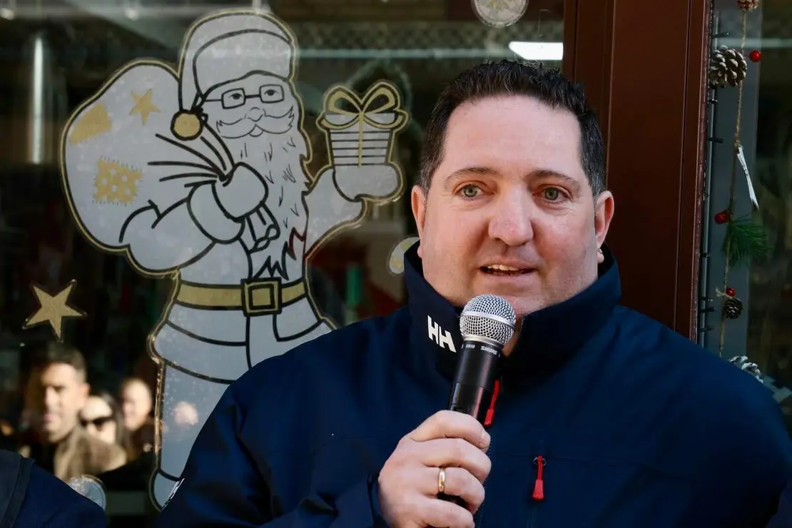 El expresidente de Cantabria Miguel Ángel Revilla y el alcalde de León, José Antonio Diez, encienden el poblado navideño del bar Azaila 1930.