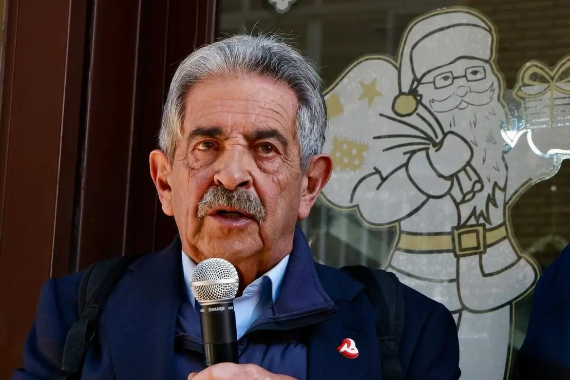 El expresidente de Cantabria Miguel Ángel Revilla y el alcalde de León, José Antonio Diez, encienden el poblado navideño del bar Azaila 1930.