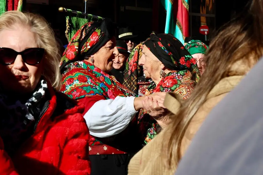El expresidente de Cantabria Miguel Ángel Revilla y el alcalde de León, José Antonio Diez, encienden el poblado navideño del bar Azaila 1930.