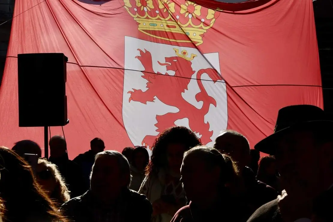 El expresidente de Cantabria Miguel Ángel Revilla y el alcalde de León, José Antonio Diez, encienden el poblado navideño del bar Azaila 1930.