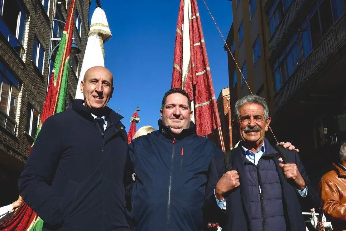 El expresidente de Cantabria Miguel Ángel Revilla y el alcalde de León, José Antonio Diez, encienden el poblado navideño del bar Azaila 1930.