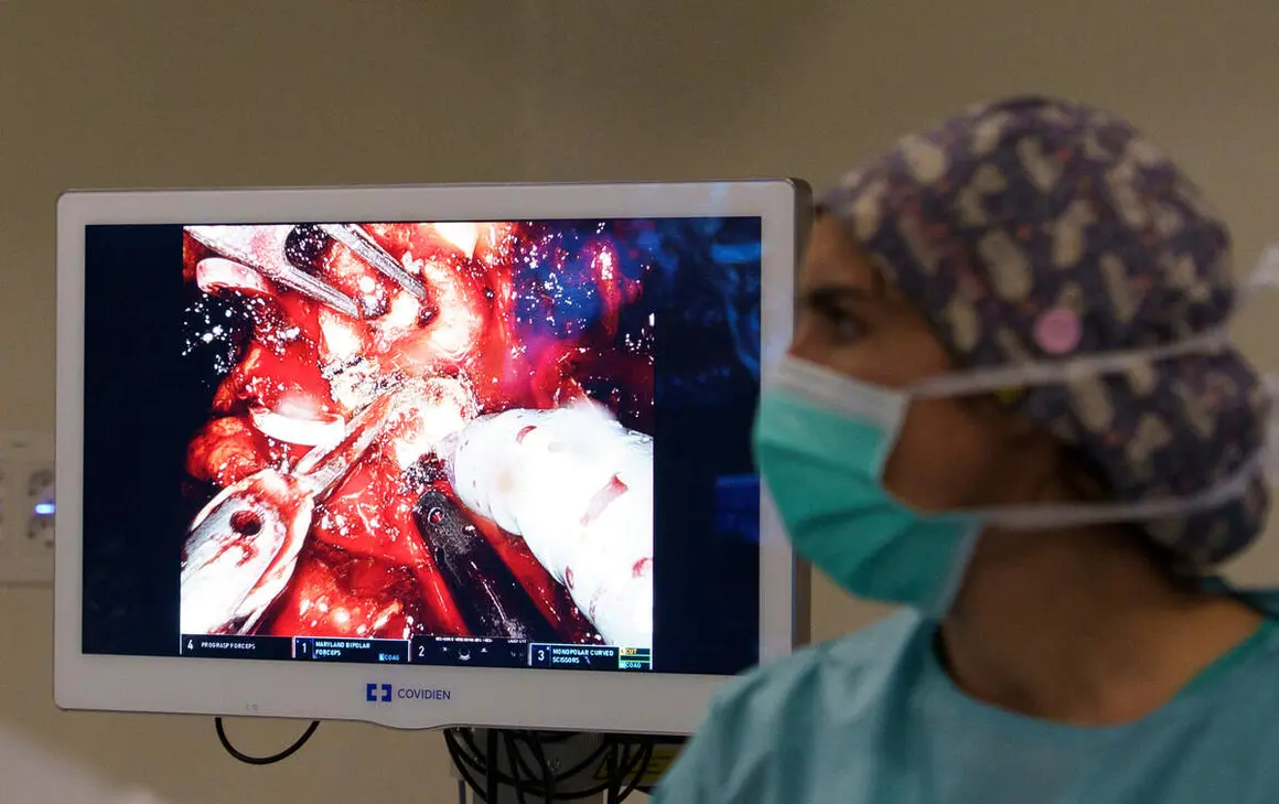 Operación de urología con el robot Da Vinci en el hospital El Bierzo de Ponferrada