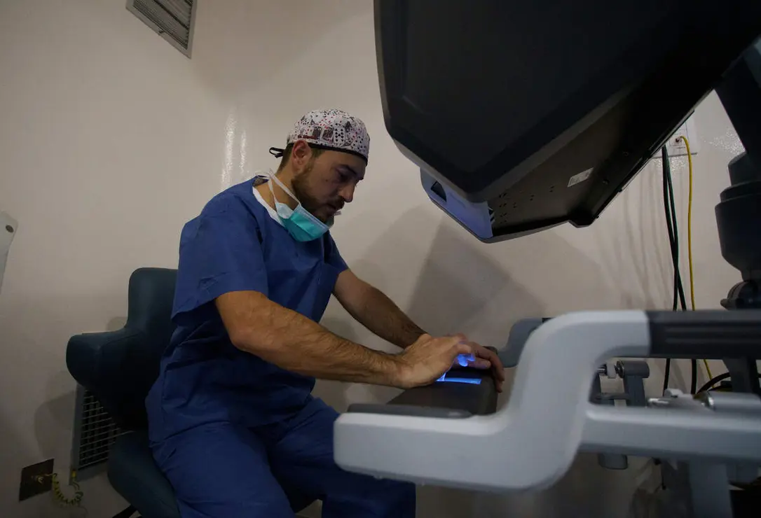 El jefe del Servicio de Urología del Hospital El Bierzo, Óscar Miranda, durante una operación con el robot Da Vinci