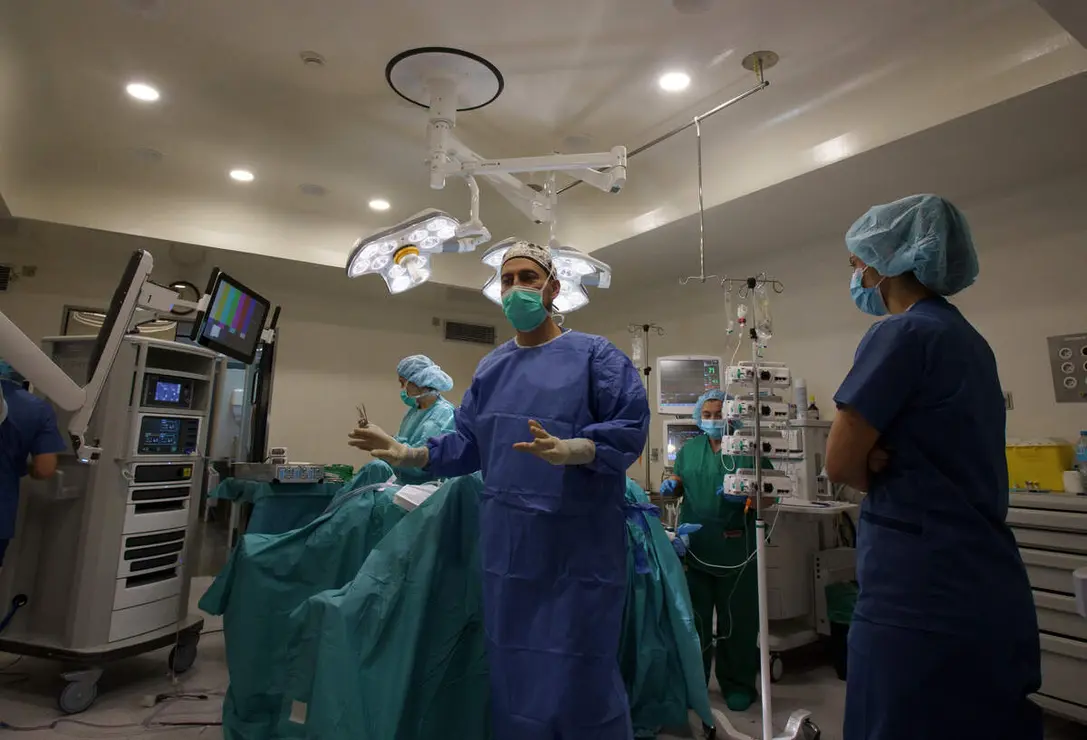 El jefe del Servicio de Urología del Hospital El Bierzo, Óscar Miranda, durante una operación con el robot Da Vinci