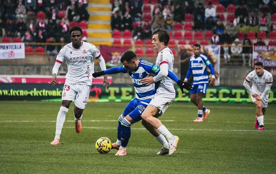 Bajo una tormenta el equipo de Ziganda sufre ante un Granada muy intenso y con el balón bajo su control.