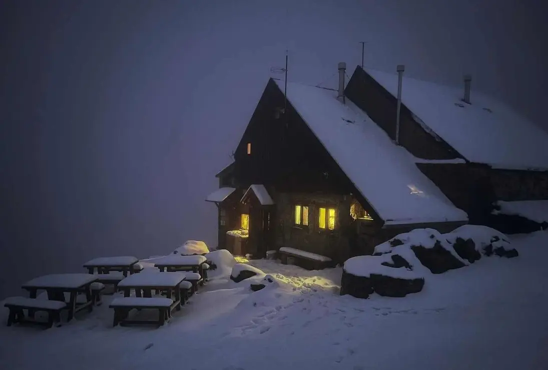 Los responsables del emblemático refugio de Picos de Europa explican que parte del tejado fue arrancado por el temporal y que no podrán abrir este invierno