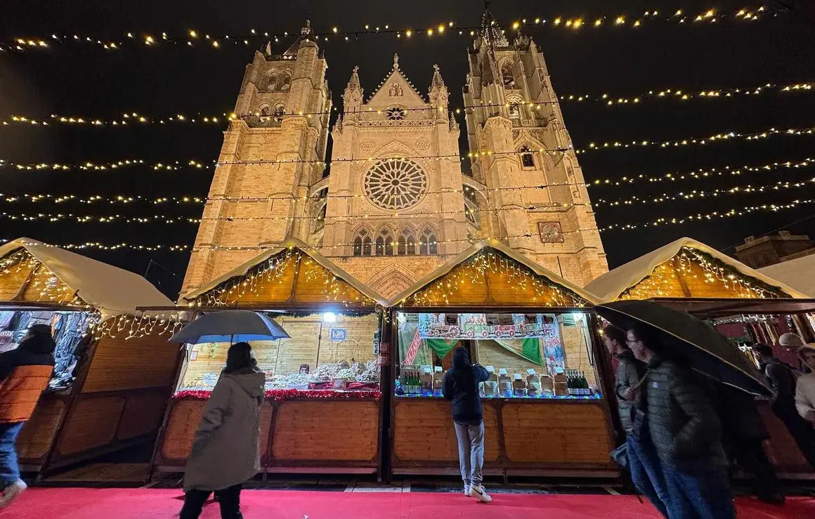 El tradicional mercadillo, abierto desde el pasado viernes, se convierte un año más en el corazón festivo de la ciudad, donde miles de personas buscan refugio, tradición y magia a los pies de la Catedral. Fotos: S. García