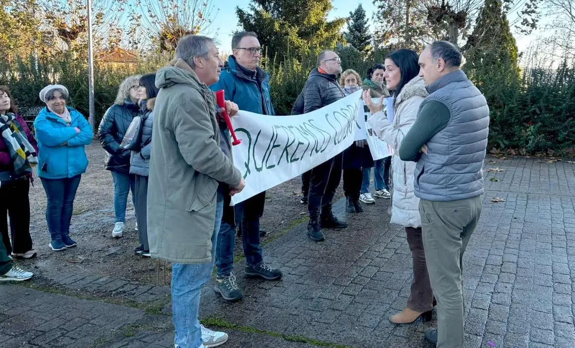 El equipo de gobierno de San Andrés del Rabanedo ha trasladado a UGT la situación generada en el pago de las nóminas municipales de noviembre, afectadas por lo que describen como “un embudo administrativo” debido a la necesidad de elaborar 5.000 nóminas correspondientes a atrasos retroactivos. En la foto, el encuentro de la alcaldesa con el personal concentrado.