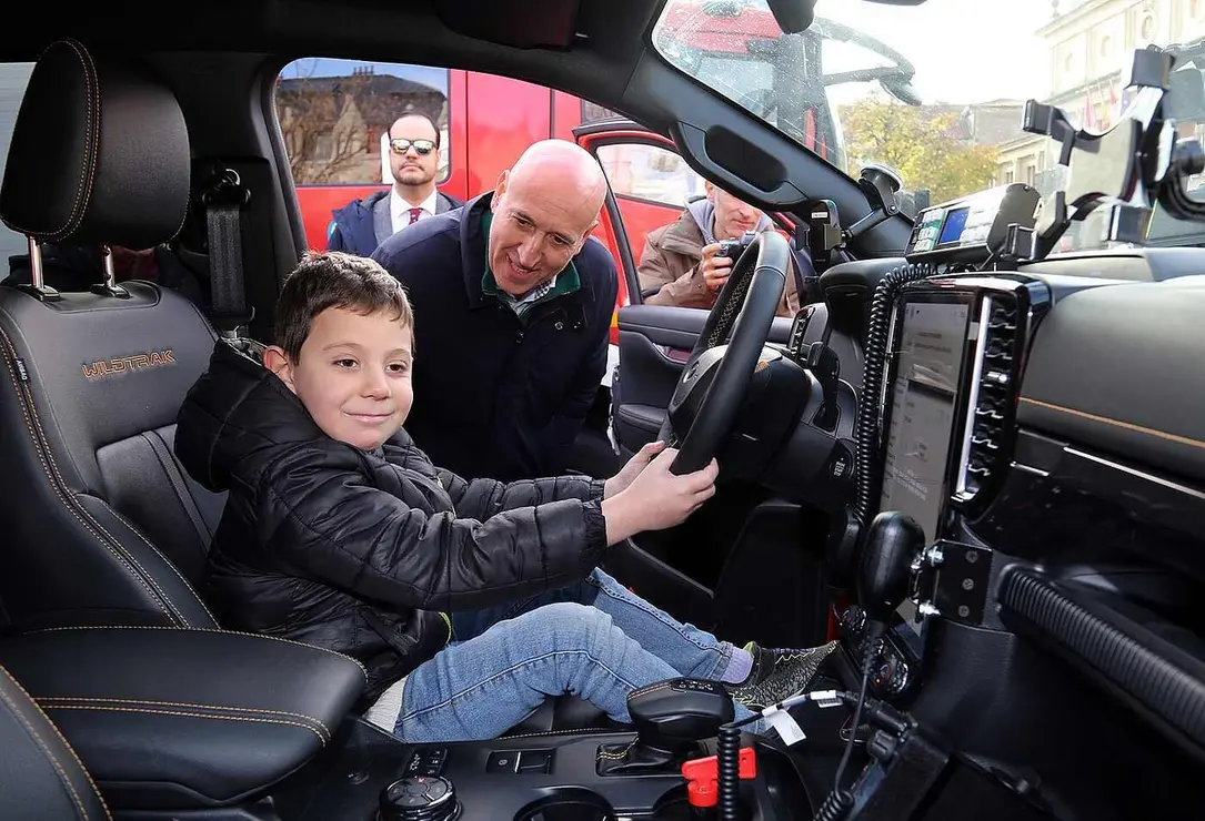 Bomberos de León dedica su calendario solidario de 2026 Al pequeño Guzmán, que sufre síndrome Hyper IgM. El objetivo: recaudar fondos para investigación y para sus desplazamientos médicos. Foto: Ayto León
