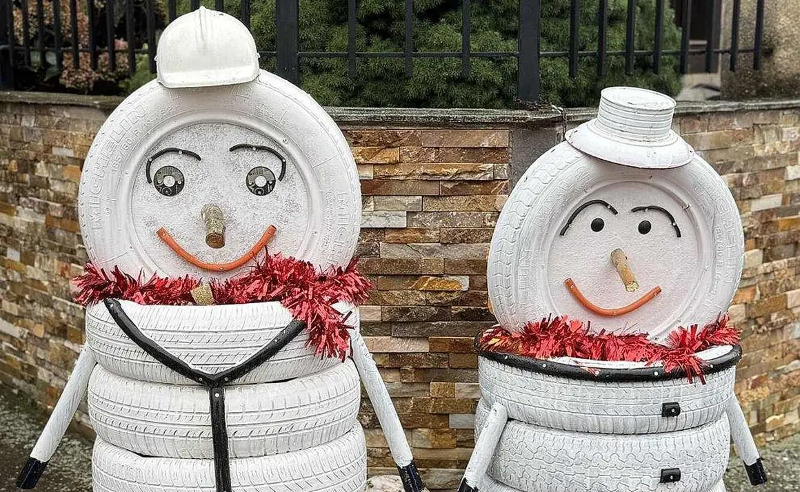 En pleno corazón de la Maragatería, Valdespino de Somoza se viste de Navidad con una decoración artesanal única. Este año, los vecinos han trabajado conjuntamente para elaborar figuras y escenas utilizando rollos de paja, transformándolos en elementos decorativos.