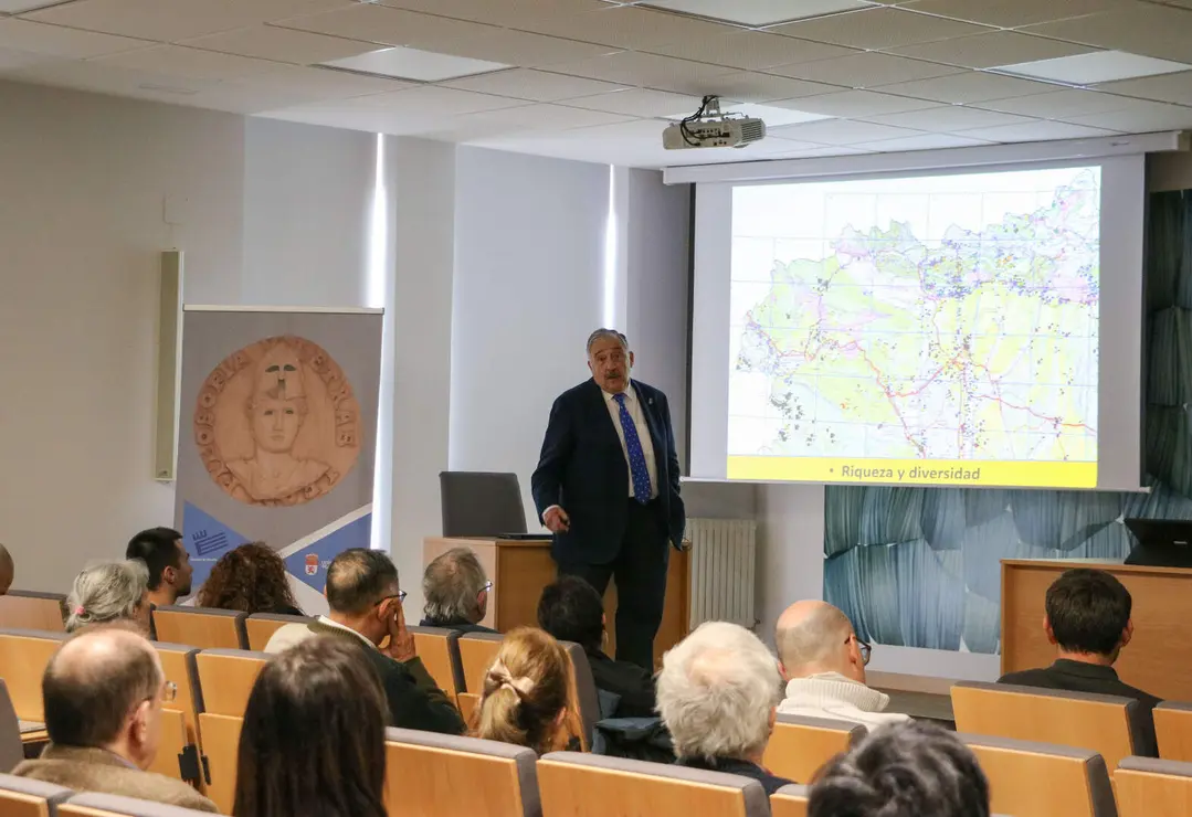 El geógrafo Redondo Vega sostiene en una conferencia que la restauración del paisaje minero es “imposible” y pide que se deje actuar a la naturaleza. Foto: ULE