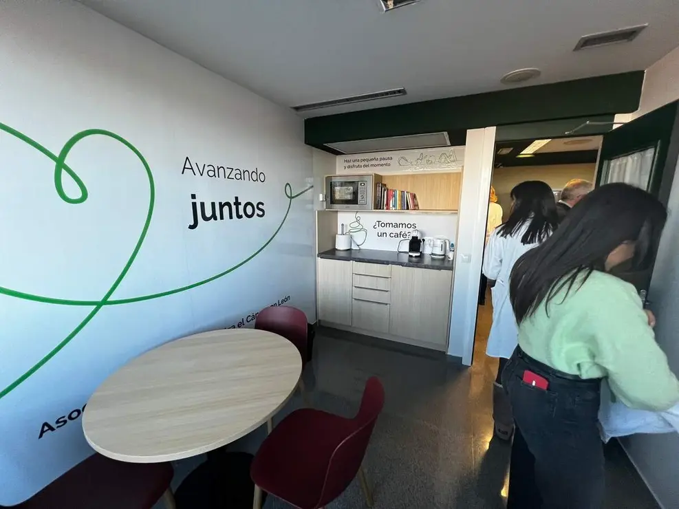 Inauguración de una sala de respiro para pacientes y familiares en la planta de hospitalización de Oncología del Centro Asistencial Universitario de León, creada por la Asociación Española Contra el Cáncer