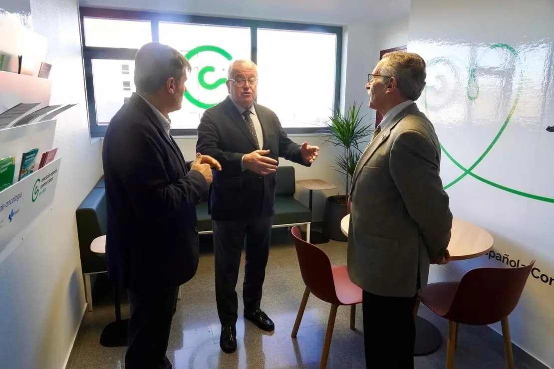 Inauguración de una sala de respiro para pacientes y familiares en la planta de hospitalización de Oncología del Centro Asistencial Universitario de León, creada por la Asociación Española Contra el Cáncer