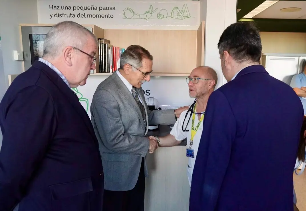 Inauguración de una sala de respiro para pacientes y familiares en la planta de hospitalización de Oncología del Centro Asistencial Universitario de León, creada por la Asociación Española Contra el Cáncer