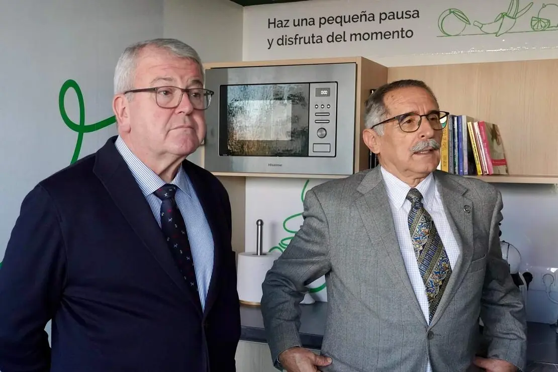Inauguración de una sala de respiro para pacientes y familiares en la planta de hospitalización de Oncología del Centro Asistencial Universitario de León, creada por la Asociación Española Contra el Cáncer
