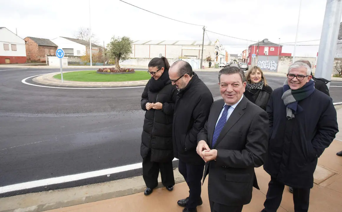 El consejero de la Presidencia, Luis Miguel González Gago, asiste al acto de inauguración del nuevo acceso a la pedanía Ponferradina de Toral de Merayo (León)