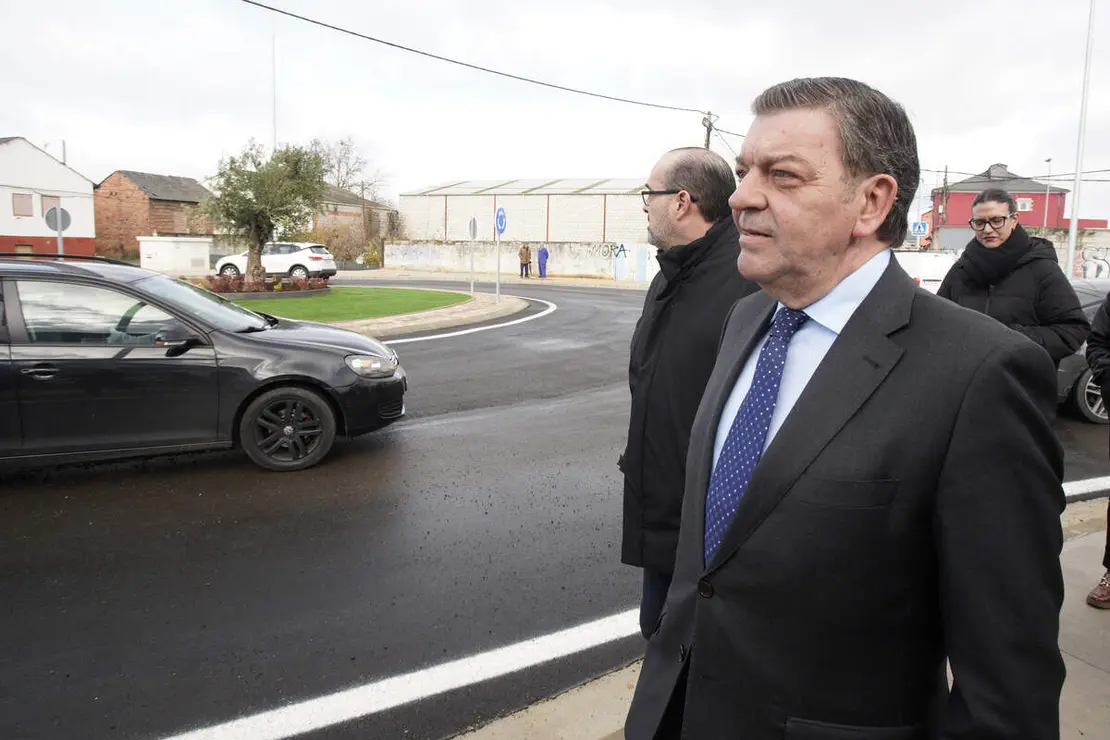 El consejero de la Presidencia, Luis Miguel González Gago, asiste al acto de inauguración del nuevo acceso a la pedanía Ponferradina de Toral de Merayo (León)