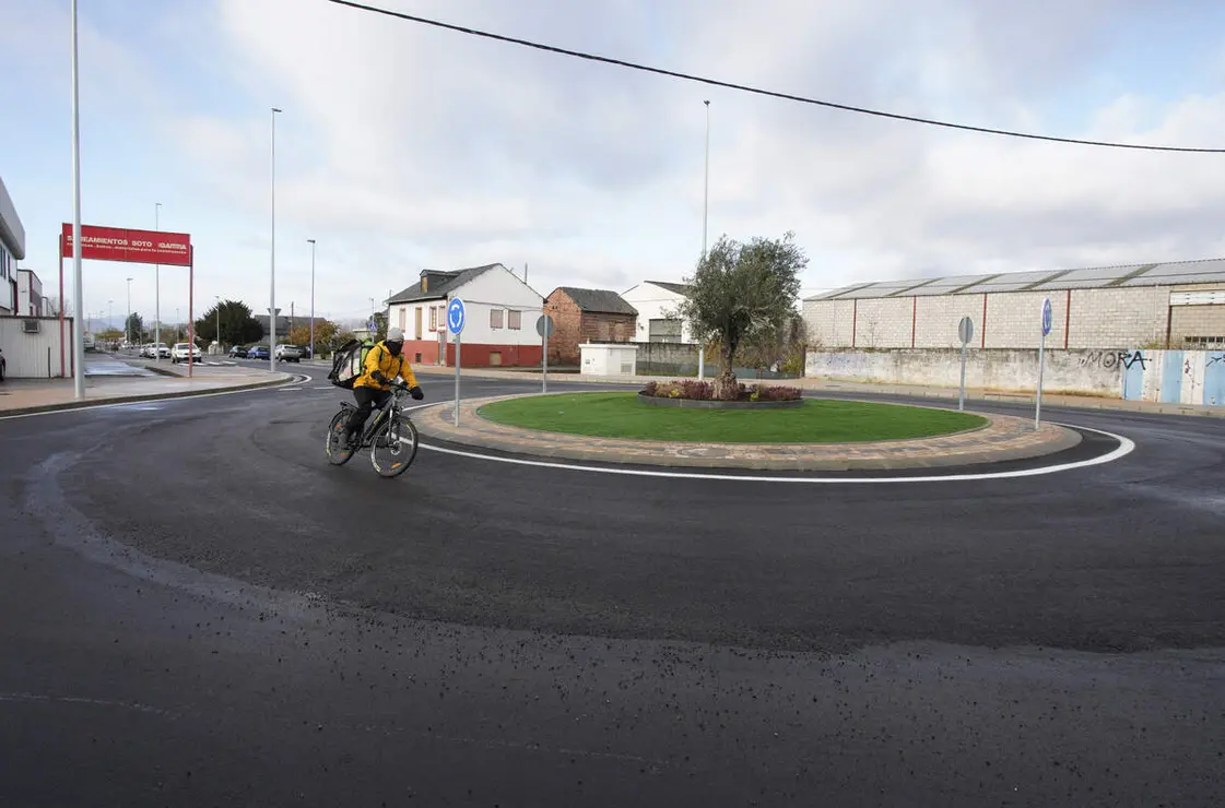 El consejero de la Presidencia, Luis Miguel González Gago, asiste al acto de inauguración del nuevo acceso a la pedanía Ponferradina de Toral de Merayo (León)