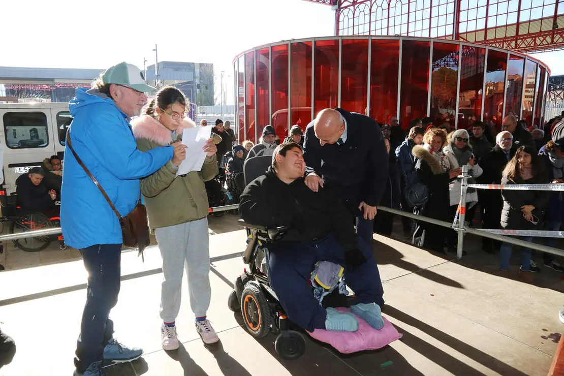 Acto conmemorativo del Día de la Discapacidad en el Paseo del Ferrocarril, donde 14 asociaciones leonesas dieron lectura a un manifiesto por la igualdad, acompañadas por el alcalde José Antonio Diez, la concejala Vera López y miembros de la Corporación Municipal. Foto: Ayuntamiento de León.