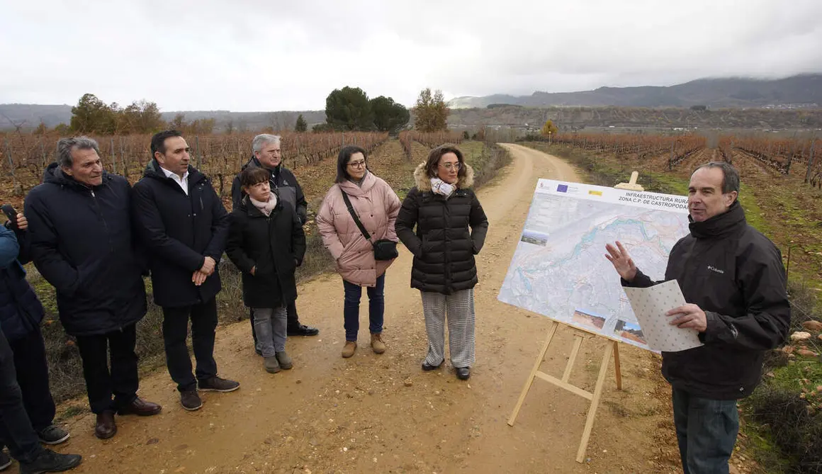 La consejera de Agricultura, Ganadería y Desarrollo Rural, María González Corral, durante su visita a las obras de la infraestructura rural de la concentración parcelaria de Castropodame (León)