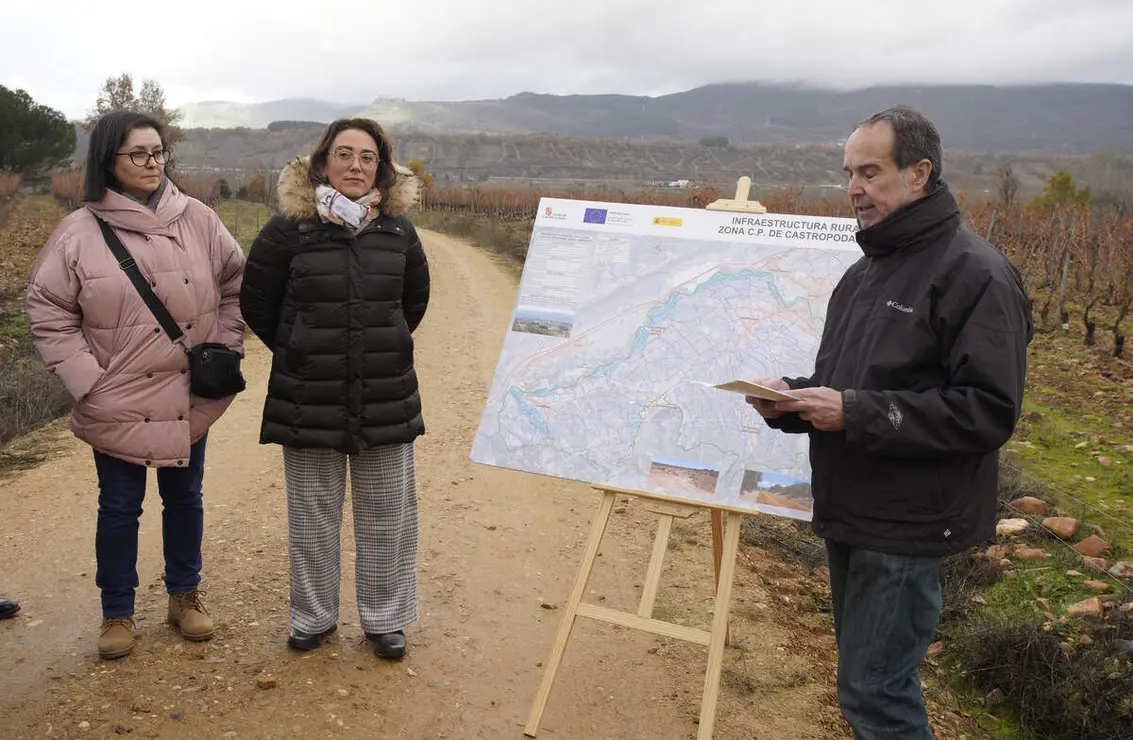 La consejera de Agricultura, Ganadería y Desarrollo Rural, María González Corral, durante su visita a las obras de la infraestructura rural de la concentración parcelaria de Castropodame (León)