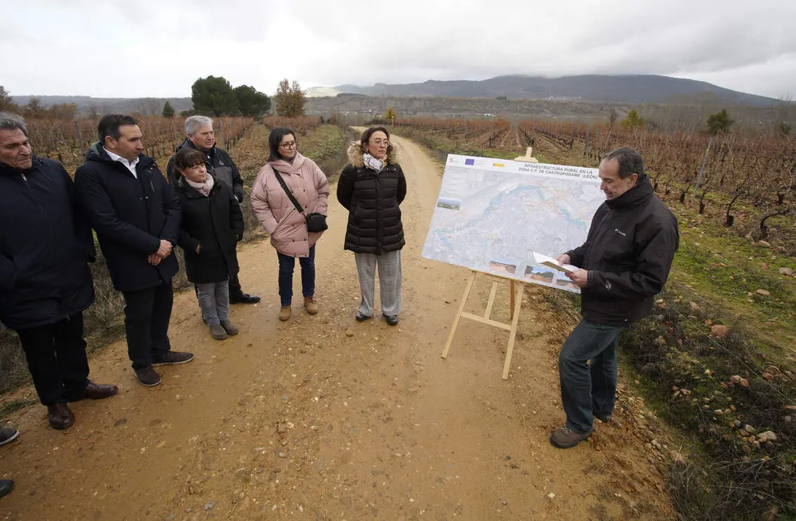 La consejera de Agricultura, Ganadería y Desarrollo Rural, María González Corral, durante su visita a las obras de la infraestructura rural de la concentración parcelaria de Castropodame (León)