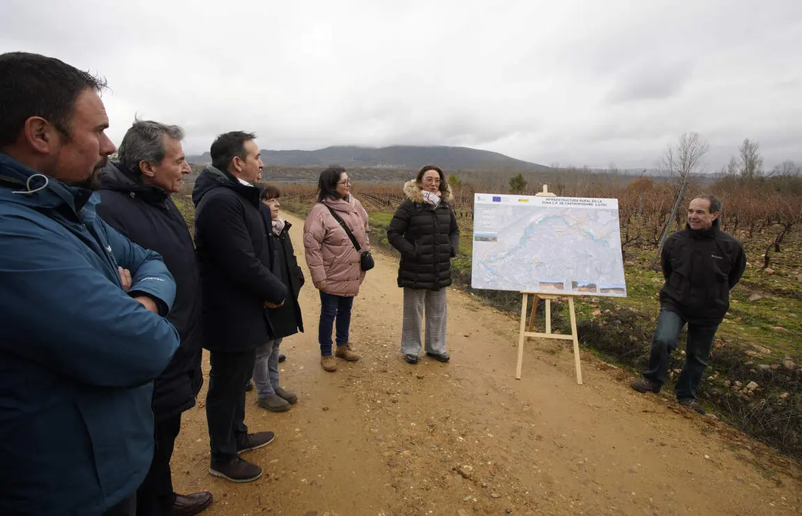 La consejera de Agricultura, Ganadería y Desarrollo Rural, María González Corral, durante su visita a las obras de la infraestructura rural de la concentración parcelaria de Castropodame (León)