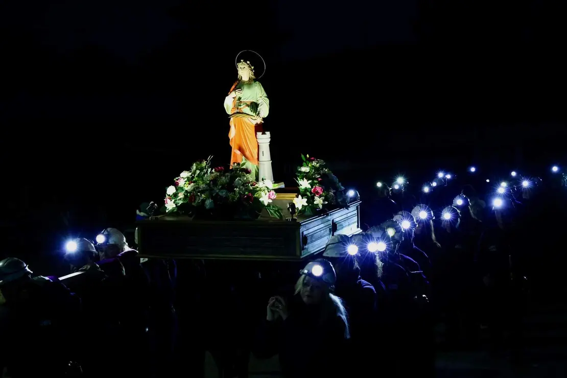 El colectivo Sangre Minera-Instituto de Estudios Montaña Central organiza una Procesión nocturna en honor a santa Bárbara en La Robla (León) con salida de la Mina Escuela y llegada a la iglesia de la localidad. Fotos: Campillo