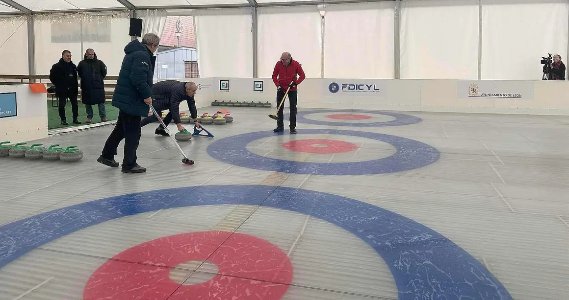 La tradicional pista de hielo de León vuelve a abrir sus puertas y lo hará hasta el 1 de febrero, tal como anunció este martes el Ayuntamiento. La instalación, ubicada en el aparcamiento del centro comercial Espacio León, fue inaugurada por el concejal de Deportes, Vicente Canuria.