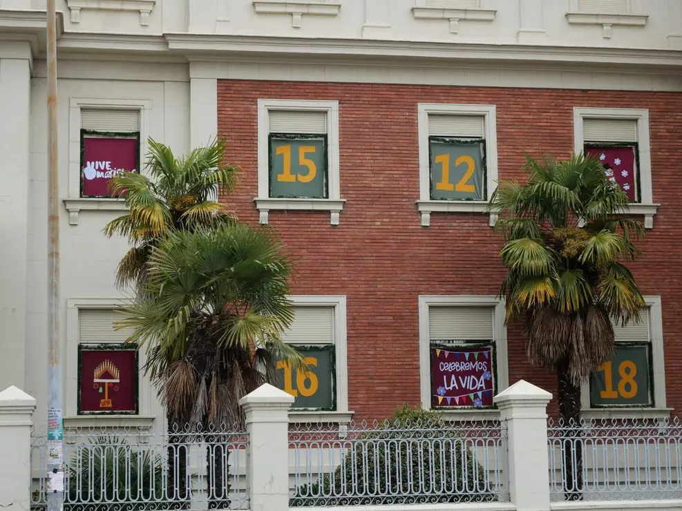 El colegio Maristas San José de León ha dado la bienvenida al Adviento con una propuesta tan vistosa como cargada de mensaje: la instalación de un calendario de Adviento gigante en la fachada principal del centro. La iniciativa, explican desde el colegio, pretende “invitar a celebrar la vida”, lema que guía el presente curso escolar, y convertir la espera de la Navidad en un “camino compartido” con toda la comunidad educativa y con la ciudad.