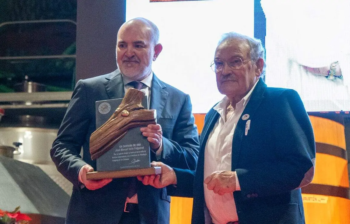 El prestigioso neurocirujano berciano Valle Folgueral fue el encargado de encender la Navidad en el Palacio de Canedo de Prada donde recibió un merecido homenaje a su trayectoria.