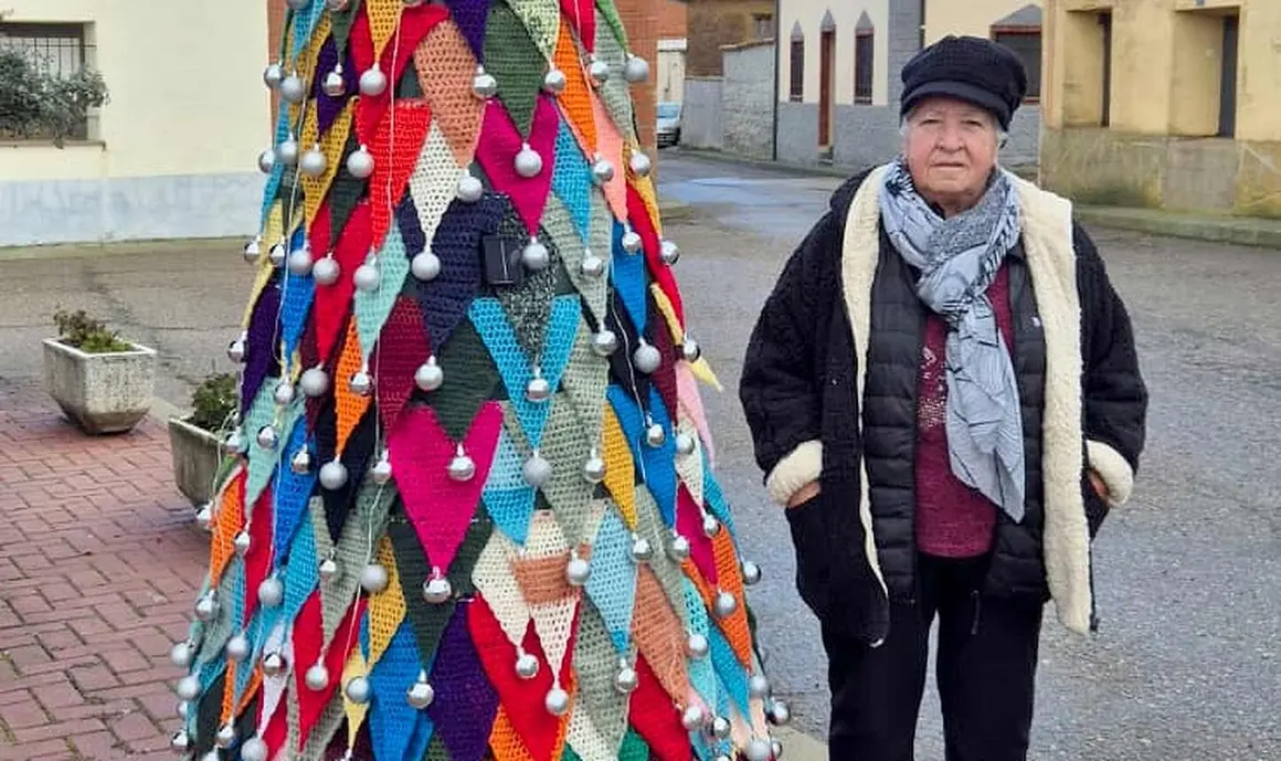 Concepción García Riol, vecina del pueblo leonés, cumple su sueño navideño tras medio año tejiendo en secreto un árbol único que ya ilumina la plaza mayor. Su hija Patrocinio y su amiga Encarna la ayudaron a levantarlo.