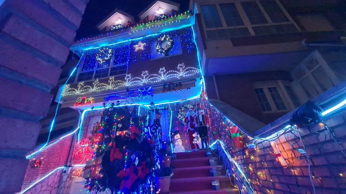 La 'casa de la Navidad' vuelve a iluminar todo León: un estallido de luces y color. Miles de luces led transforman cada diciembre una vivienda de San Andrés del Rabanedo en un reclamo festivo único, convertido ya en la iluminación más vistosa de todo León y su alfoz.