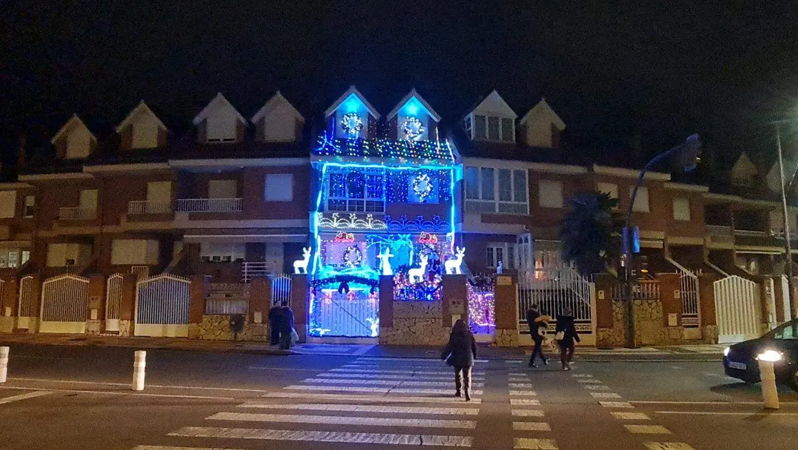 Imagen de la reluciente 'Casa de la Navidad' en Trobajo del Camino.