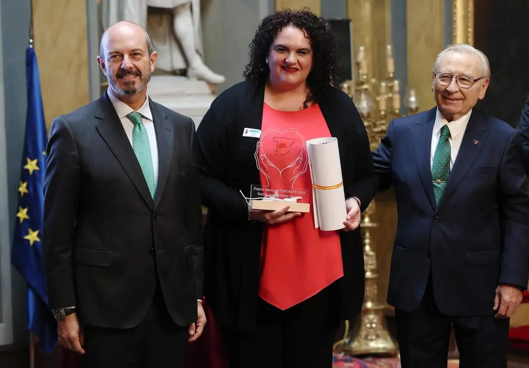 La concejala de Bienestar Social y Juventud del Ayuntamiento de León, Vera López, recoge el premio otorgado por la fundación Fundaspe para el fomento global de la donación altruista de España de manos del presidente del Senado Pedro Rollán, y del presidente de Fundaspe, el leonés Martín Manceñido. Foto: Juan Lázaro