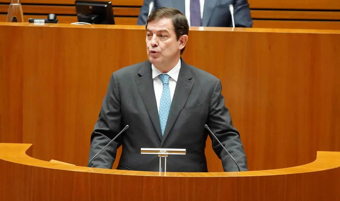 Fernández Mañueco durante el pleno de este martes.