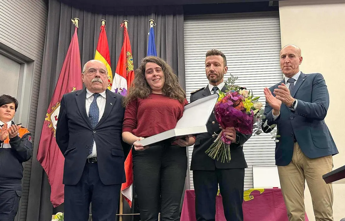 León honra a los voluntarios de Protección Civil y a la Unidad Familiar de la Policía Local. El Ayuntamiento reconoce la constancia, el altruismo y la colaboración en servicios esenciales, con medallas a voluntarios y un homenaje a la unidad especializada de la Policía Local.
