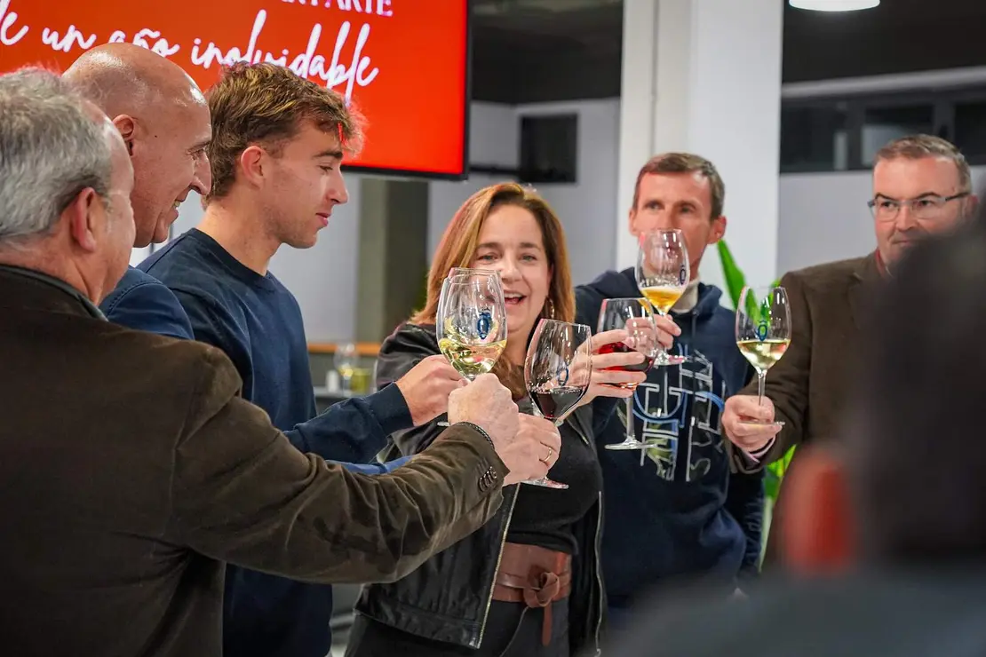 El estadio Reino de León se convirtió este martes en el escenario de un encuentro festivo en el que la Cultural y Deportiva Leonesa reunió a representantes institucionales, patrocinadores, medios de comunicación y representación de aficionados para brindar por un curso que la entidad calificó como “un año inolvidable”. Fotos: Cultural | Ayto León | Diputación