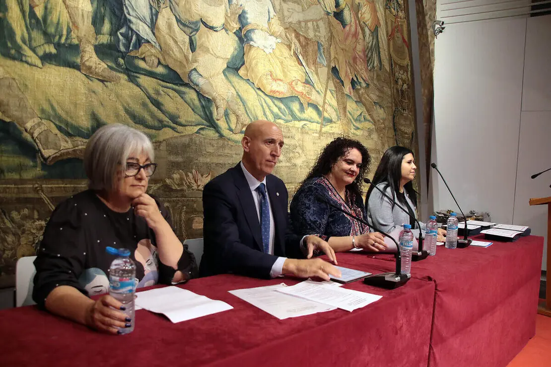 El alcalde de León, José Antonio Diez, preside el acto de entrega de la Distinción Voluntaria del Año