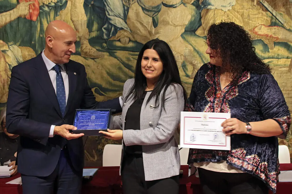 El alcalde de León, José Antonio Diez, preside el acto de entrega de la Distinción Voluntaria del Año