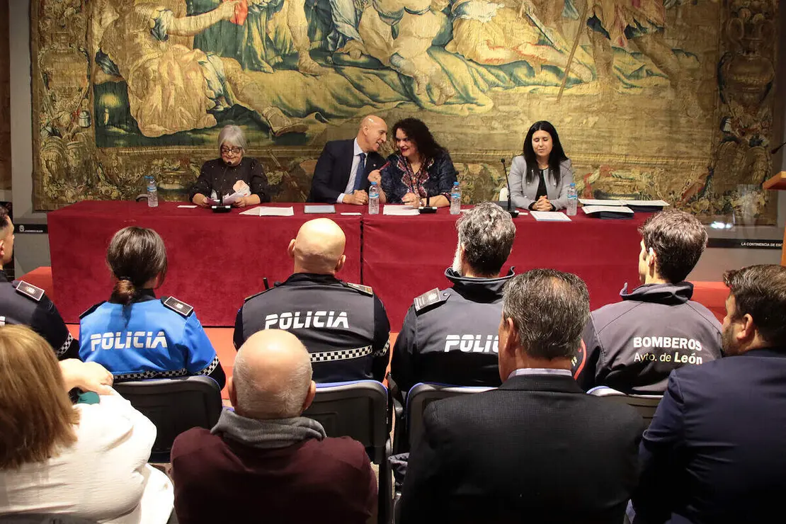 El alcalde de León, José Antonio Diez, preside el acto de entrega de la Distinción Voluntaria del Año