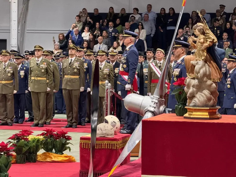366 futuros suboficiales sellan su compromiso en la Academia Básica del Aire y del Espacio. La promoción número 36 protagoniza una ceremonia marcada por la solemnidad militar y la presencia de autoridades locales, autonómicas y nacionales. Fotos: AytoLeón | Diputación