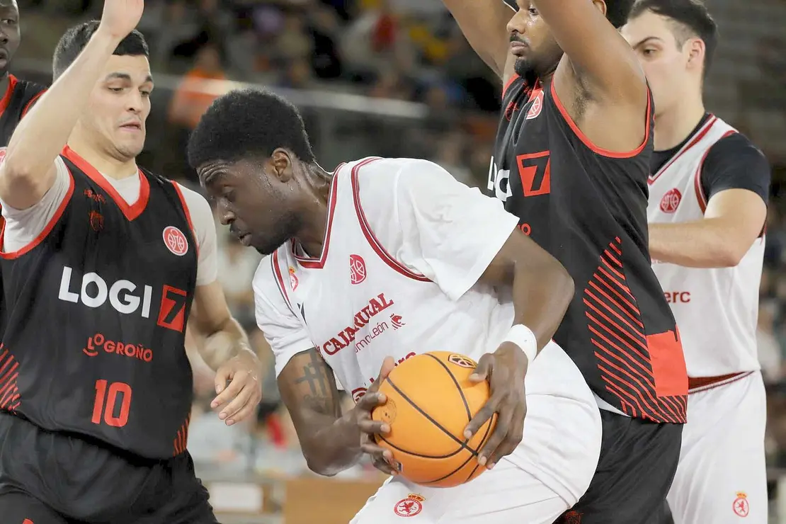 La Cultural domina a un resistente Logrobasket y se afianza en la lucha por el playoff. El equipo de Luis Castillo gobernó el ritmo del encuentro en el Palacio y supo responder a cada reacción riojana para cerrar un triunfo valioso (83-76) en la décima jornada de Segunda FEB. Fotos: Isaac Llamazares