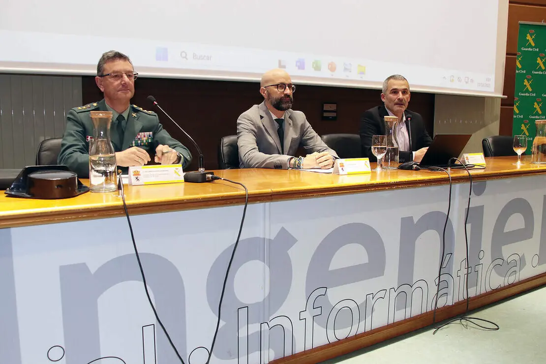 El vicerrector de Estudiantes, Cultura y Deportes, Diego Soto; el subdelegado del Gobierno en León, Héctor Alaiz Moretón, y el coronel jefe de la Comandancia de la Guardia Civil de León, Julio Andrés Gutiérrez Hernández, y el delegado territorial Eduardo Diego inauguran la segunda edición de las Jornadas de Seguridad Integran en Montaña