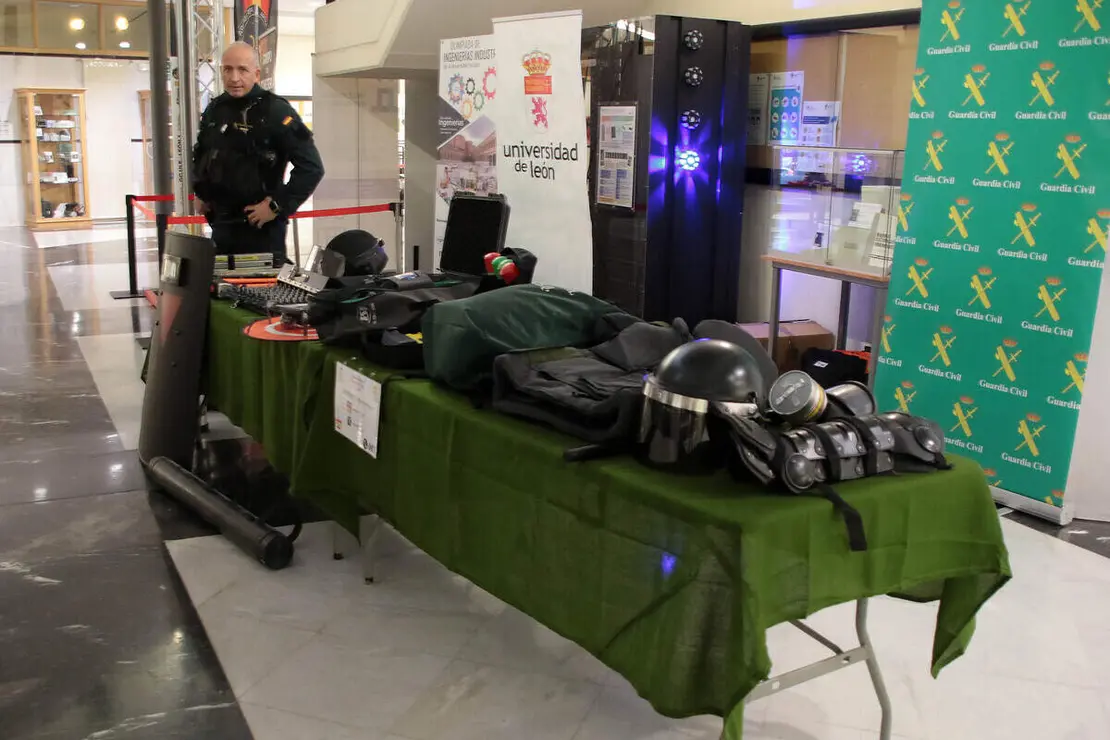 El vicerrector de Estudiantes, Cultura y Deportes, Diego Soto; el subdelegado del Gobierno en León, Héctor Alaiz Moretón, y el coronel jefe de la Comandancia de la Guardia Civil de León, Julio Andrés Gutiérrez Hernández, y el delegado territorial Eduardo Diego inauguran la segunda edición de las Jornadas de Seguridad Integran en Montaña