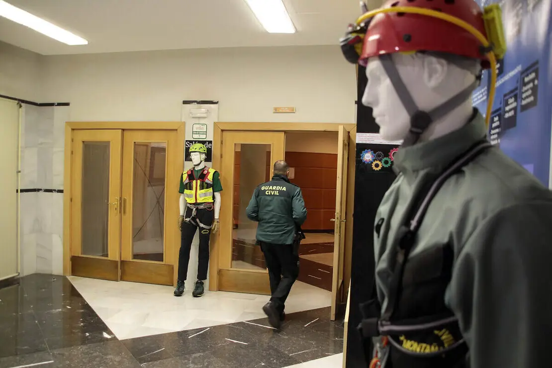 El vicerrector de Estudiantes, Cultura y Deportes, Diego Soto; el subdelegado del Gobierno en León, Héctor Alaiz Moretón, y el coronel jefe de la Comandancia de la Guardia Civil de León, Julio Andrés Gutiérrez Hernández, y el delegado territorial Eduardo Diego inauguran la segunda edición de las Jornadas de Seguridad Integran en Montaña