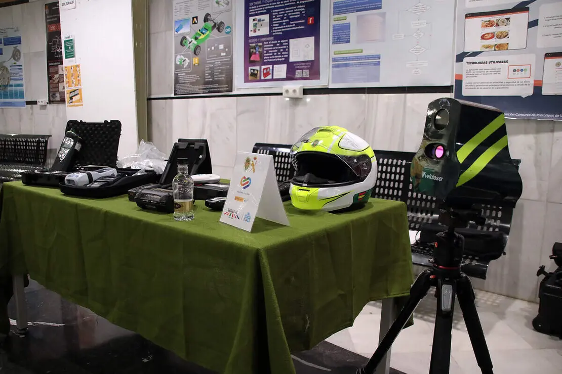 El vicerrector de Estudiantes, Cultura y Deportes, Diego Soto; el subdelegado del Gobierno en León, Héctor Alaiz Moretón, y el coronel jefe de la Comandancia de la Guardia Civil de León, Julio Andrés Gutiérrez Hernández, y el delegado territorial Eduardo Diego inauguran la segunda edición de las Jornadas de Seguridad Integran en Montaña